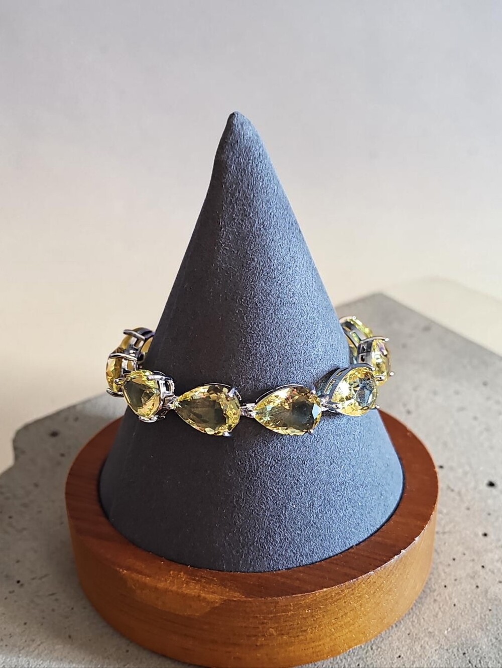 Sassified Boutique Nwt Yellow Teardrop Crystal Bracelet .